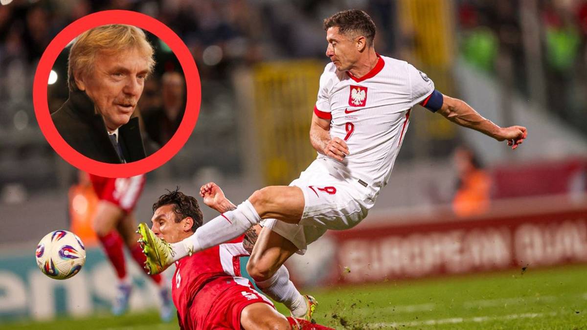 Piłkarz w białej koszulce z numerem 9 próbuje odebrać piłkę zawodnikowi w czerwonej koszulce. Obok nich, w czerwonym okręgu, widnieje twarz starszego mężczyzny.