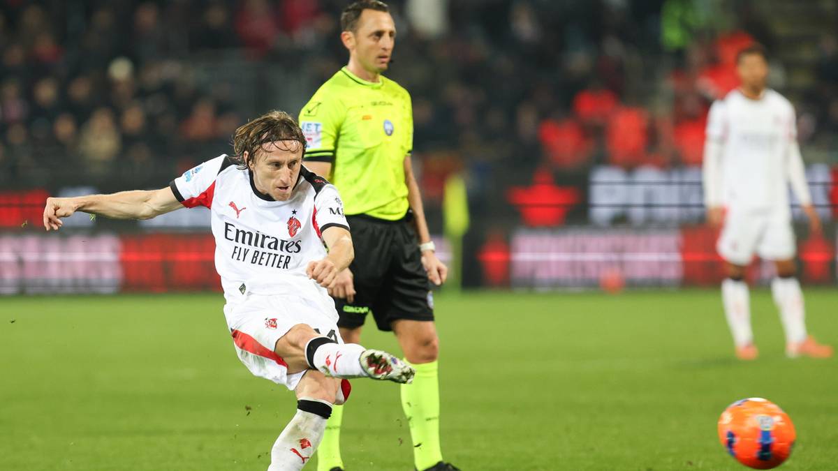 Piłkarz AC Milan oddaje strzał na bramkę podczas meczu.