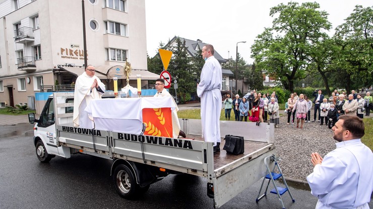 Ksiądz Wesołek wygrał w Bydgoszczy z koronawirusem. Mobilny ołtarz w Boże Ciało