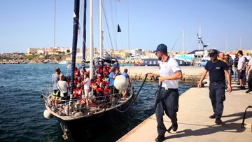 Statek z migrantami zawinął na Lampedusę mimo braku zgody ze strony władz