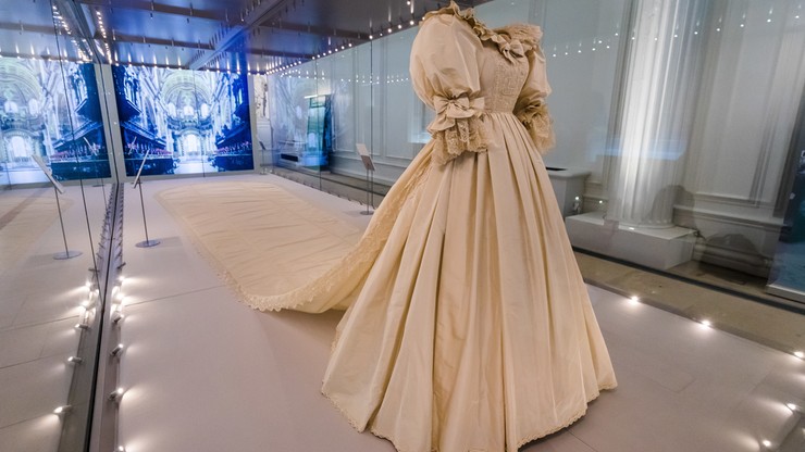 Wielka Brytania. Suknia ślubna księżnej Diany zaprezentowana na wystawie
