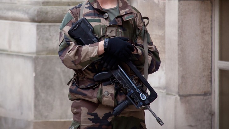 Francja. Poszukiwania byłego żołnierza. Jest "silnie uzbrojony"