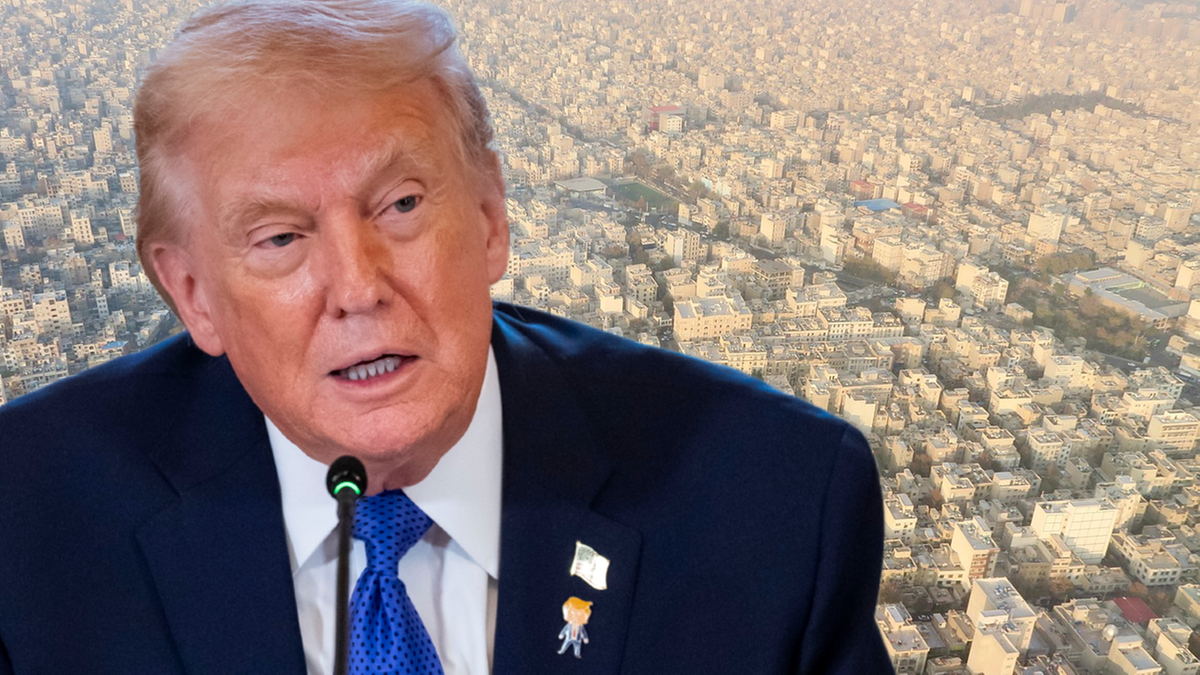 Donald Trump przemawia na tle panoramy miasta