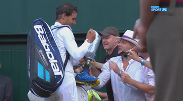 Wimbledon: Nadal podpisał się na... protezie nogi (WIDEO)