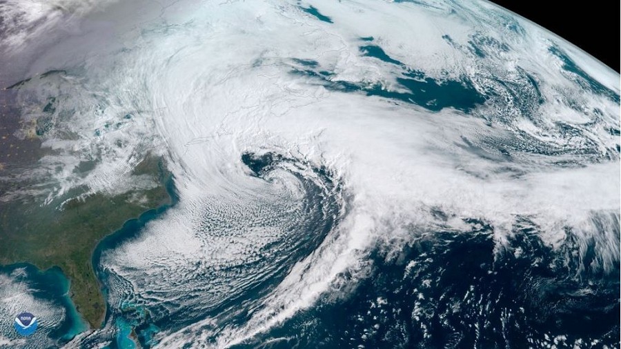 Zdjęcie satelitarne intensywnego zjawiska nor'easter nad północno-wschodnią częścią USA i wschodnią Kanadą. Fot. NASA / NOAA.