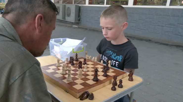 Ukraina. 8-latek gra w szachy na pieniądze na ulicach Łucka, by pomóc wojsku