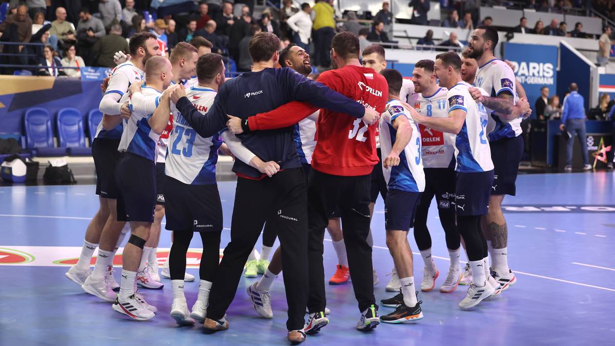 Piłkarze ręczni Orlen Wisły Płock w grupie celebrują zwycięstwo, obejmując się i ciesząc się z wygranej.
