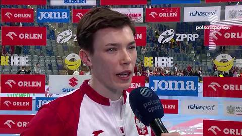 Magda Balsam, zawodniczka sportowa, udziela wywiadu do mikrofonu Polsat Sport. W tle widoczne są liczne banery sponsor&oacute;w.