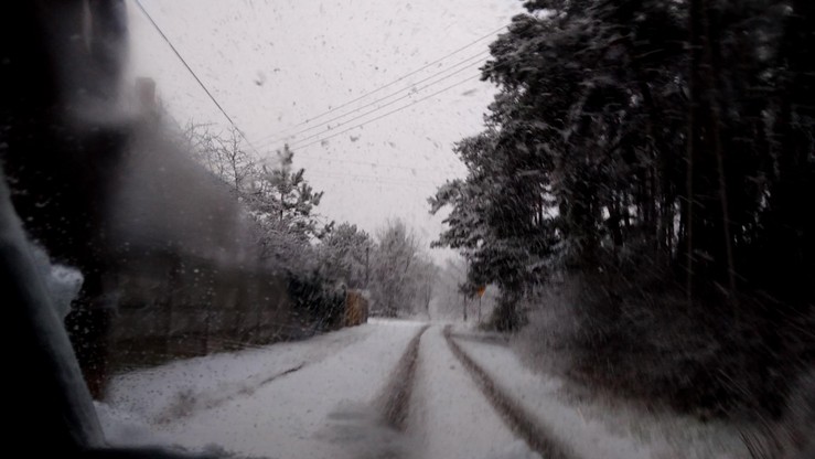 Obfite opady śniegu utrudniają kierowcom jazdę w Warszawie