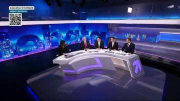 Pięciu polityk&oacute;w siedzi przy zakrzywionym stole w studiu telewizyjnym, dyskutując na temat zakupu szczepionek.