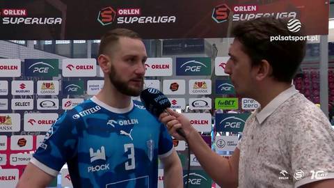 Michał Daszek, siatkarz w niebieskiej koszulce z numerem 3, udziela wywiadu.