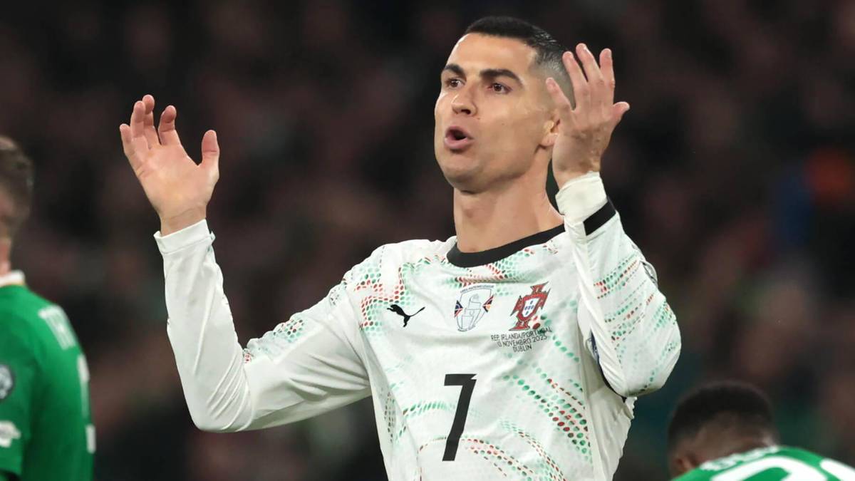 Cristiano Ronaldo w koszulce reprezentacji Portugalii z numerem 7, z rękami uniesionymi w g&oacute;rę.