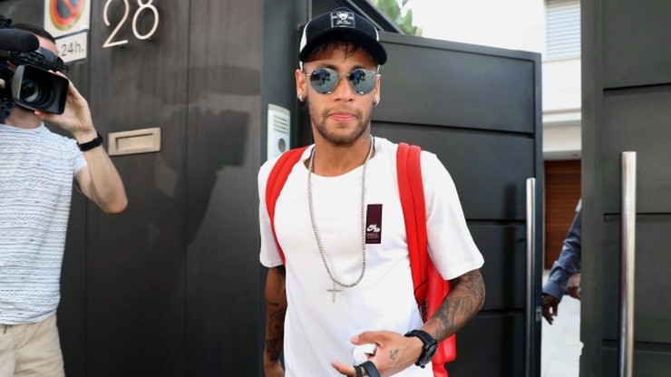 Koszulki Neymara już w sprzedaży! Brazylijczyk jedzie do Paryża