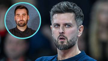 Portret mężczyzny z wąsem i kr&oacute;tką brodą, w niebieskiej koszulce, z zamyślonym wyrazem twarzy. W lewym g&oacute;rnym rogu w okręgu wizerunek drugiego mężczyzny.