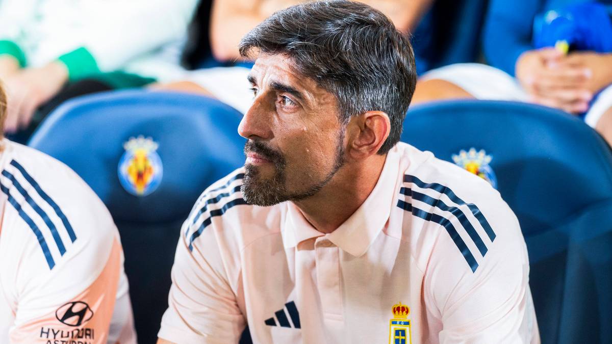 Portret mężczyzny z kr&oacute;tką brodą, patrzącego w bok.