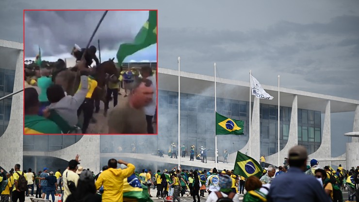 Brazylia. Wściekły tłum atakuje policjanta na koniu. Zwierzę biją pałkami