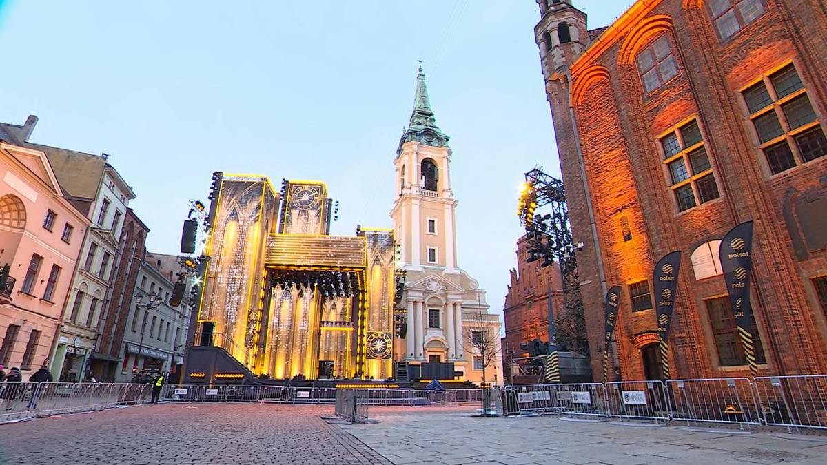 Scena muzyczna na Rynku Staromiejskim w Toruniu, przygotowana do Sylwestrowej Mocy Przeboj&oacute;w 2025.