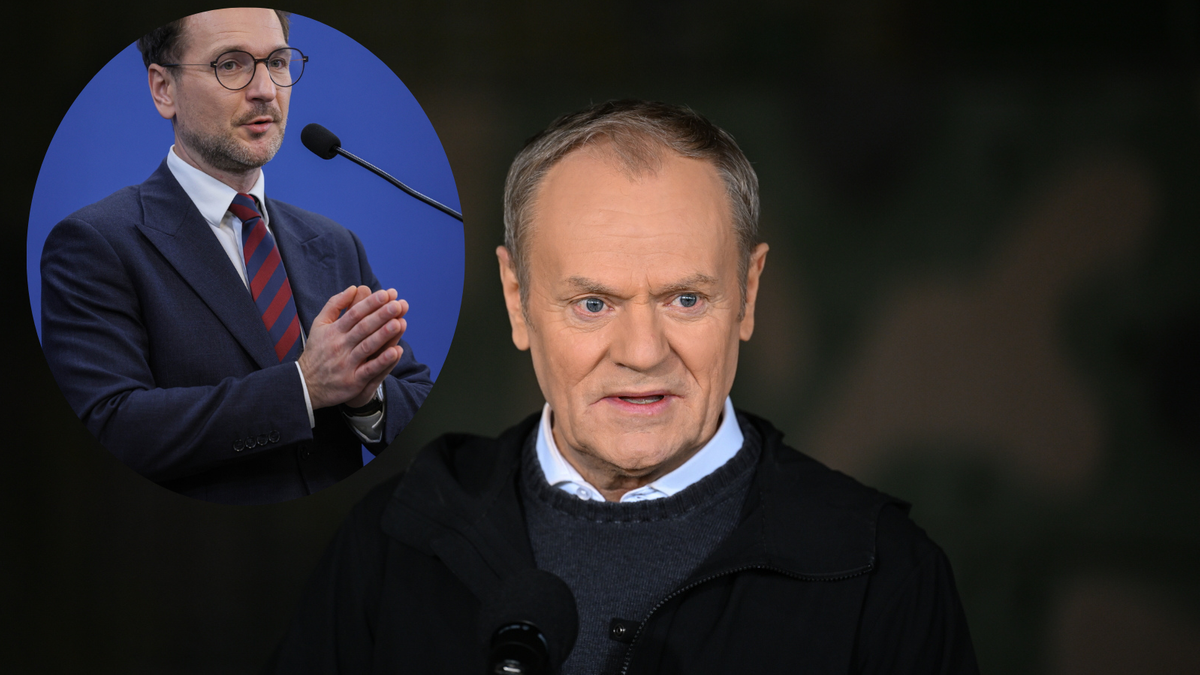 Zdjęcie przedstawia premiera Donalda Tuska przemawiającego do mikrofonu. W lewym górnym rogu umieszczono mniejsze zdjęcie europosła Waldemara Budy.