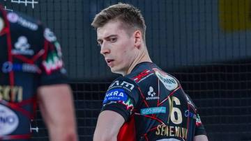 Dwóch siatkarzy w ciemnych strojach meczowych stoi przy siatce, jeden z nich ma na plecach numer 17 i nazwisko Płotnicki, drugi numer 6 i nazwisko Ben Tara.