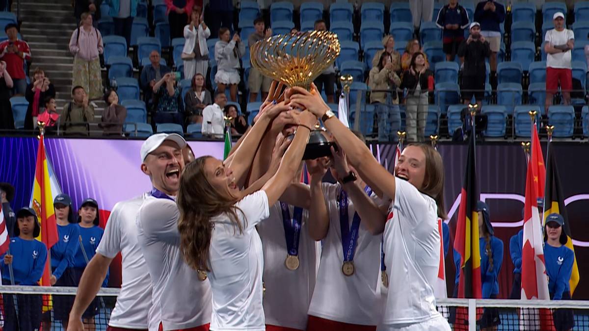 Drużyna Polski triumfuje w United Cup, podnosząc puchar.