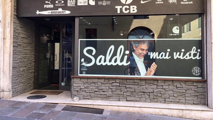 Skandal we Włoszech. Niewidomy tenor wykorzystany w reklamie "niewidzianych wcześniej" wyprzedaży