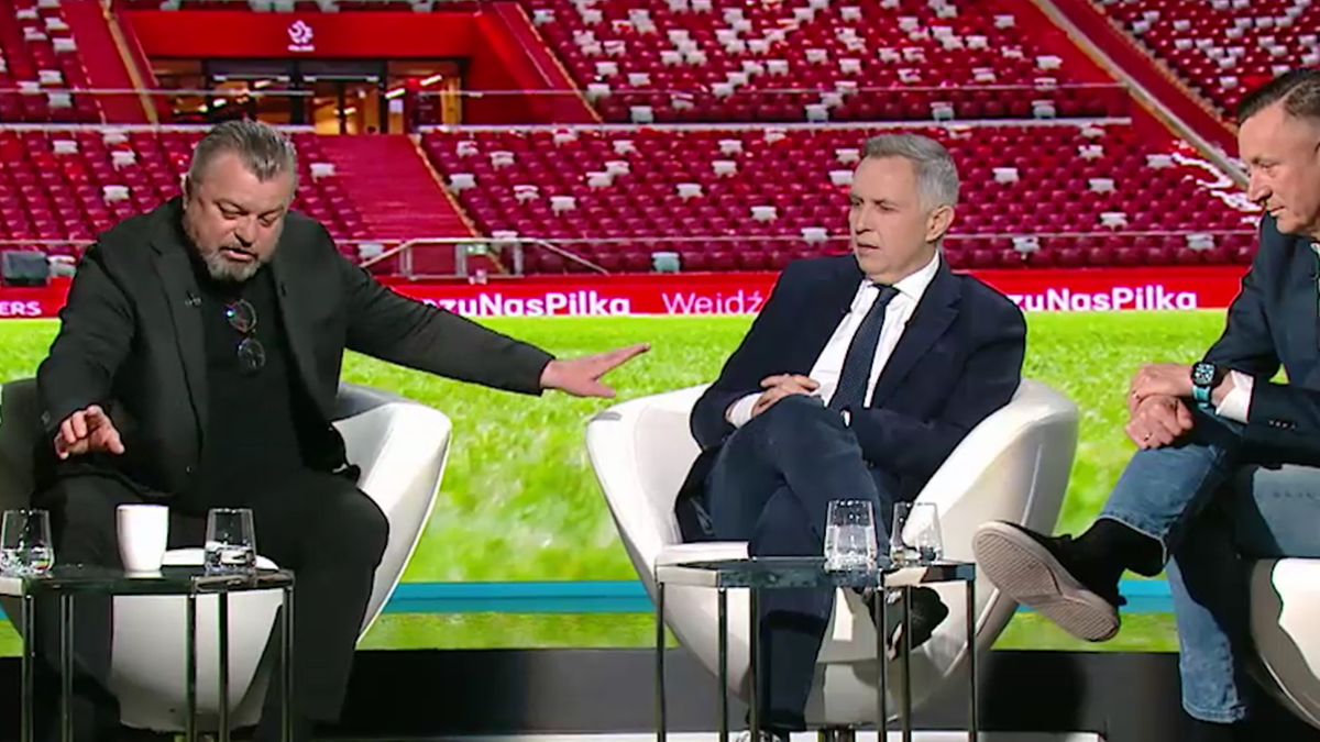 Dw&oacute;ch ekspert&oacute;w dyskutuje w studiu telewizyjnym, jeden wskazuje ręką.