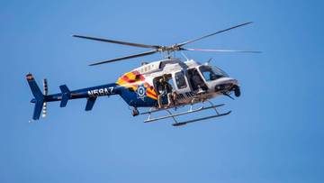 Policyjny śmigłowiec typu Ranger na tle błękitnego nieba.