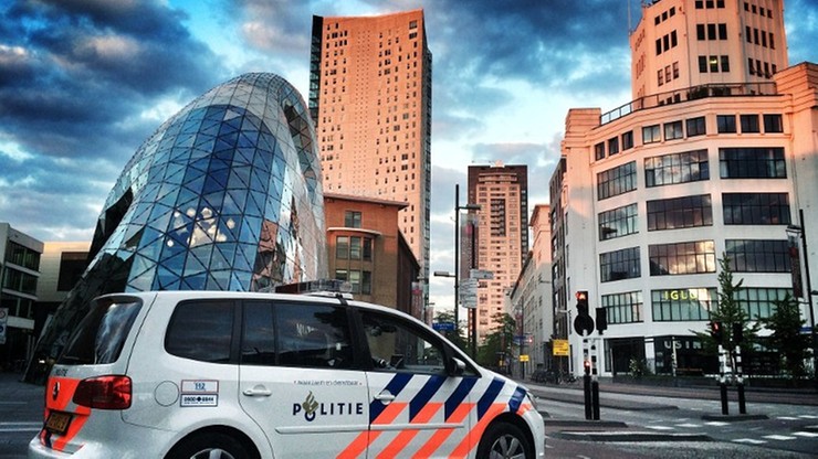 Polak z licznymi ranami kłutymi znaleziony na ulicy w Holandii