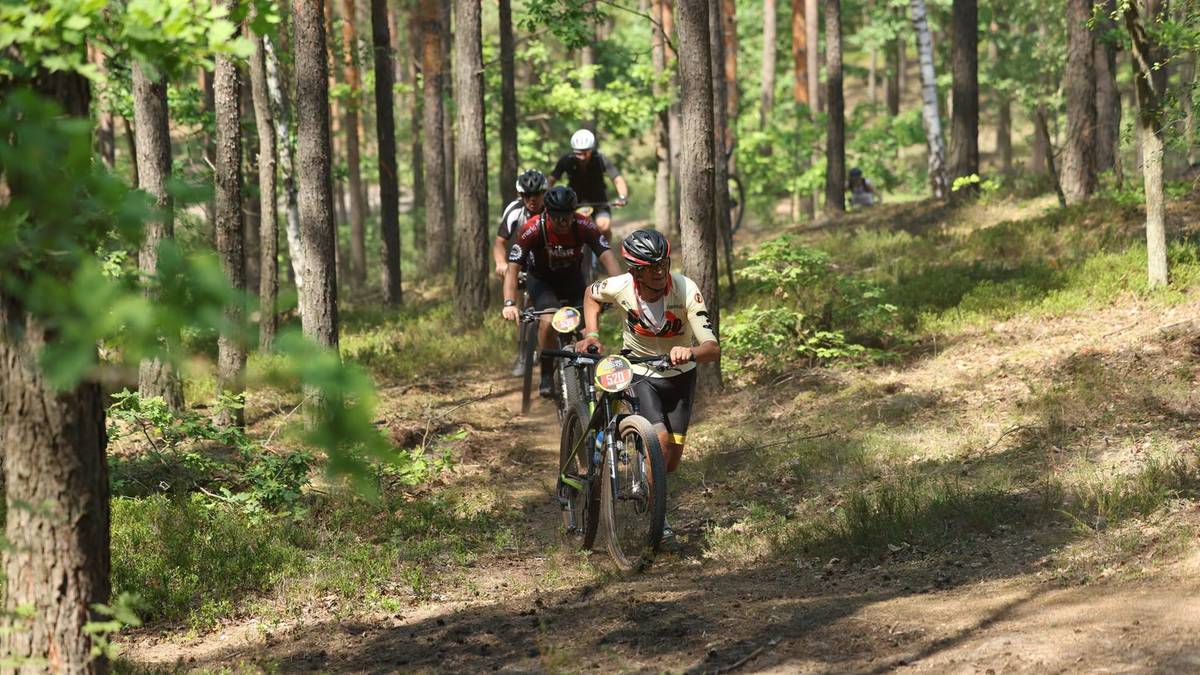 Jedna osoba nie żyje, druga jest poszukiwana. Tragiczny finał rowerowego wyścigu w Markach