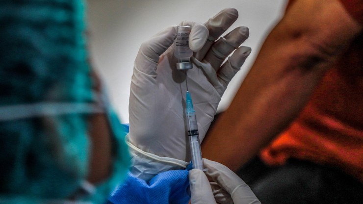 Szef Moderny: istniejące szczepionki mogą być o wiele mniej skuteczne przeciw Omikronowi