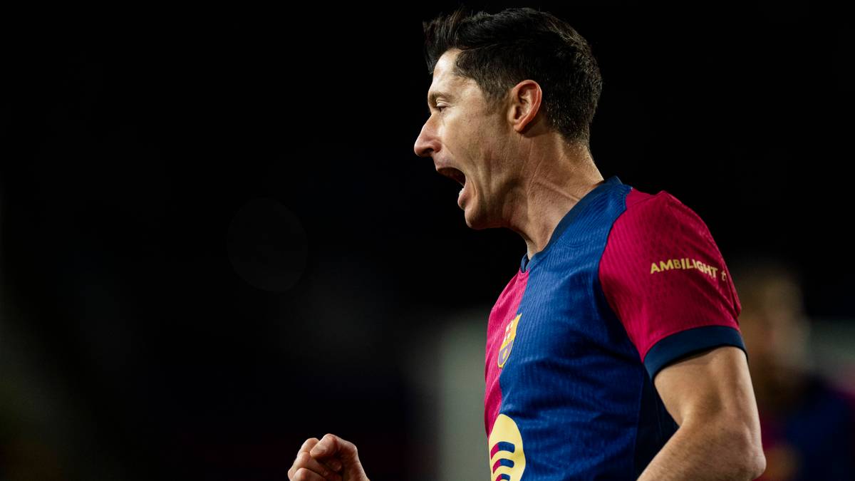 Portret Roberta Lewandowskiego podczas meczu piłki nożnej, ujęcie z profilu, z otwartymi ustami, wyrażający emocje, w koszulce FC Barcelony.