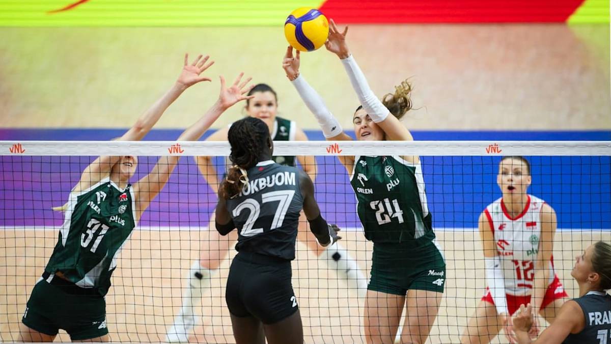 Siatkarka Polski z numerem 24 wykonuje atak nad siatką w trakcie meczu z Kanadą.