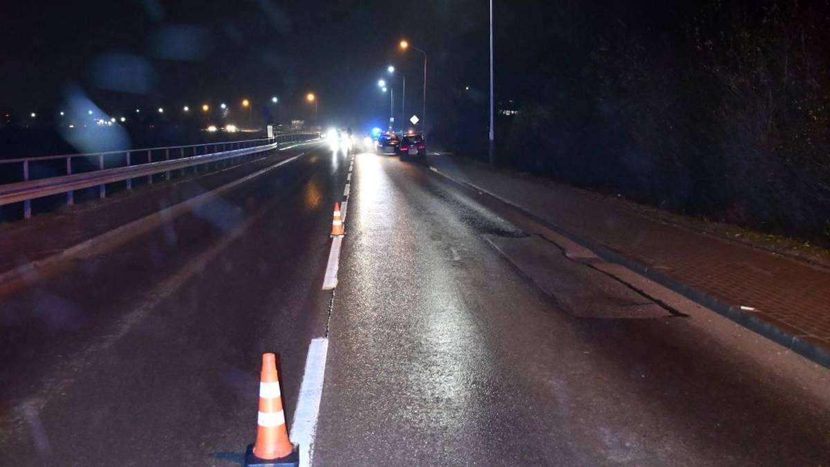 Robił pompki na ulicy. Najechał na niego fiat