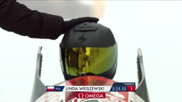 Kask zawodniczki monobobu Lindy Weiszewski z ż&oacute;łtym wizjerem, przed nią fragment monobobu z polską flagą i jej nazwiskiem.