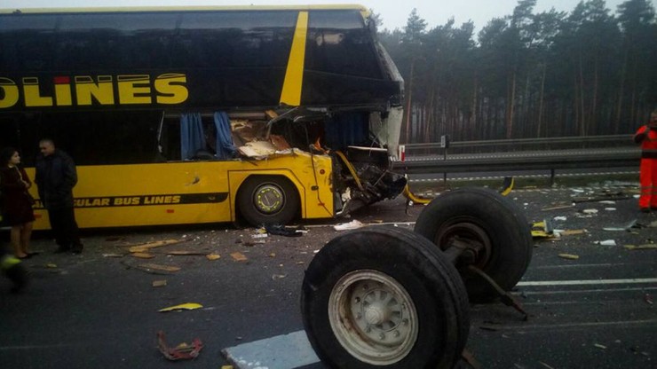 Autokar zniszczony po zderzeniu z ciężarówką na Śląsku. Zablokowana autostrada A1 w stronę Gliwic