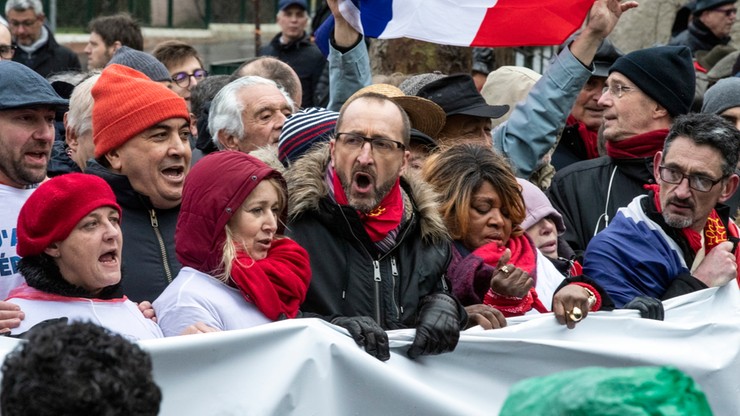 Marsz "czerwonych szalików" w Paryżu. "Tak dla demokracji, nie dla rewolucji"