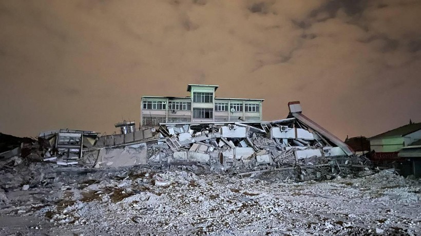 Kibice wrzucili na boisko zabawki dla dzieci poszkodowanych w trzęsieniu ziemi