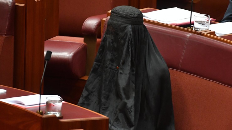 Przyszła do parlamentu w burce. Bo chce zakazu ich noszenia