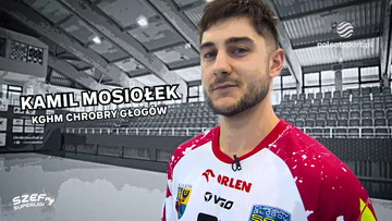 Portret Kamila Mosiołka, zawodnika KGHM Chrobry Głog&oacute;w, w koszulce sportowej z logo "Arlen".