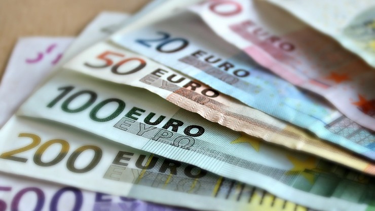 Francja: w samochodzie z polską rejestracją znaleziono milion euro w gotówce