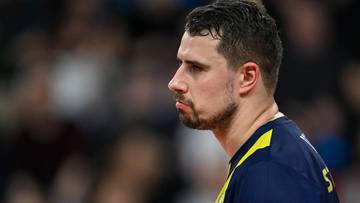 Portret mężczyzny w profilu, patrzącego w lewo, z kr&oacute;tką brodą i zaczesanymi włosami.