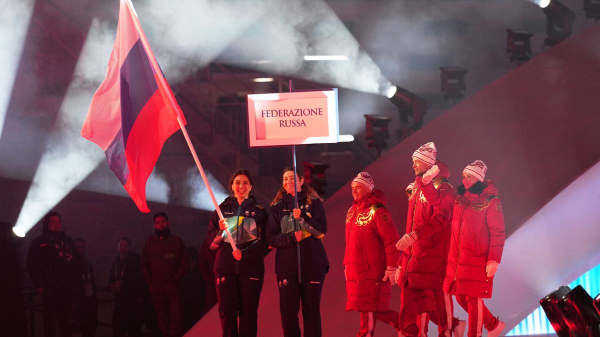 Reprezentacja Rosji niesie flagę i tablicę z nazwą kraju podczas ceremonii otwarcia igrzysk paralimpijskich.
