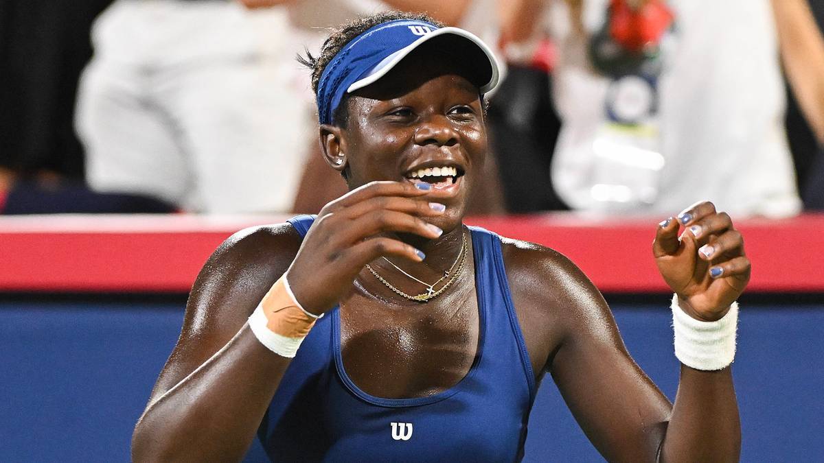 Uśmiechnięta kobieta w stroju tenisowym i czapce z daszkiem