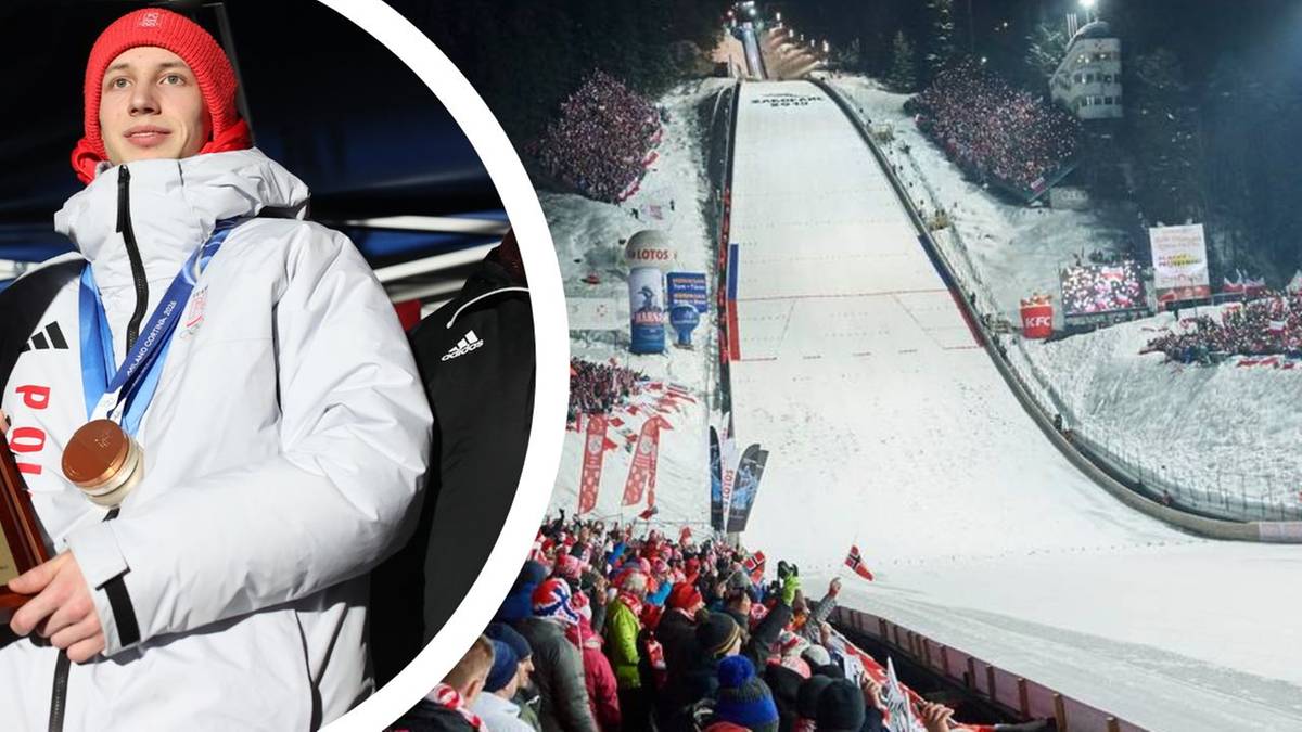 Skoczek narciarski w kurtce zimowej i czapce z czerwonym elementem, prezentujący medal. Obok widok na oświetloną skocznię narciarską nocą z kibicami.