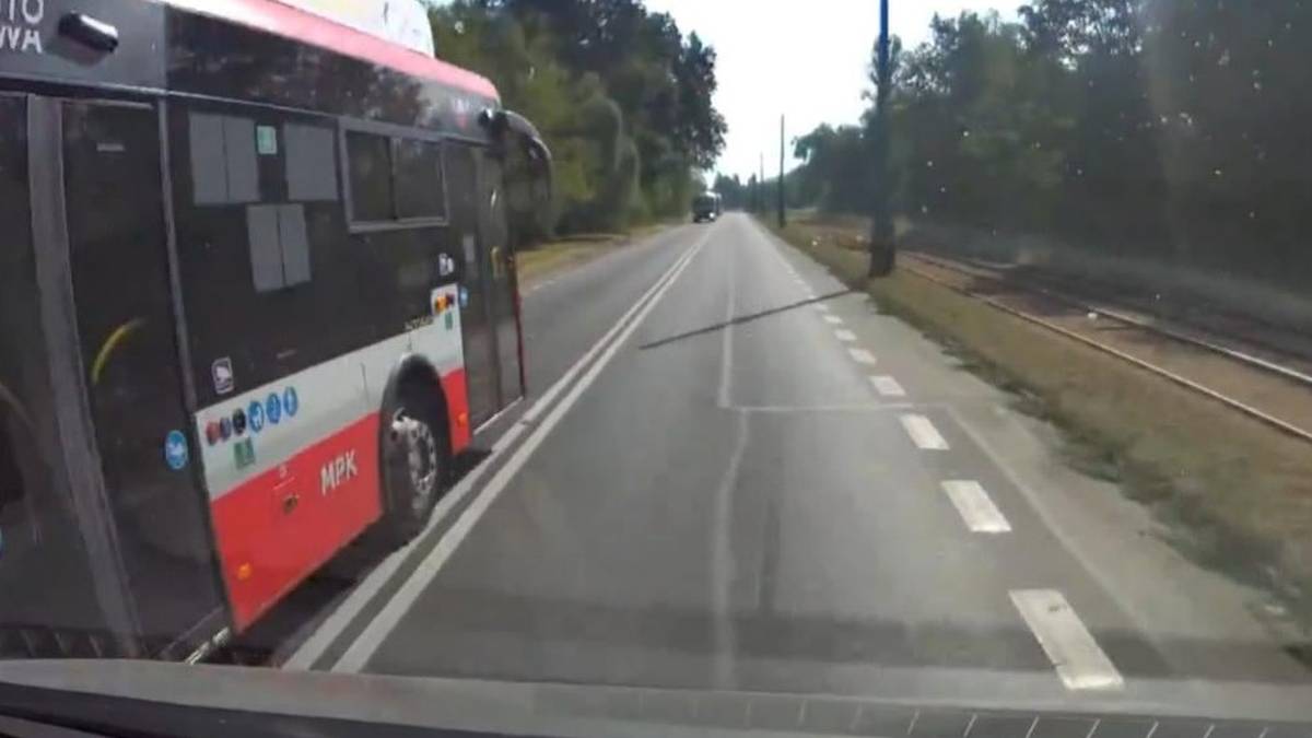 Wyprzedzał autobusem na podwójnej ciągłej. Kierowca z Częstochowy pożegnał się z pracą