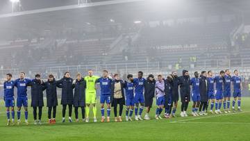 Drużyna piłkarska Lecha Poznań pozuje do zdjęcia na boisku po wygranym meczu.