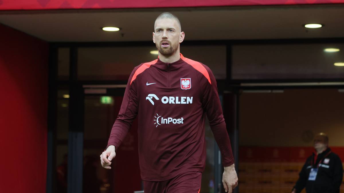 Bartosz Salamon w stroju reprezentacji Polski wychodzi z tunelu stadionu.