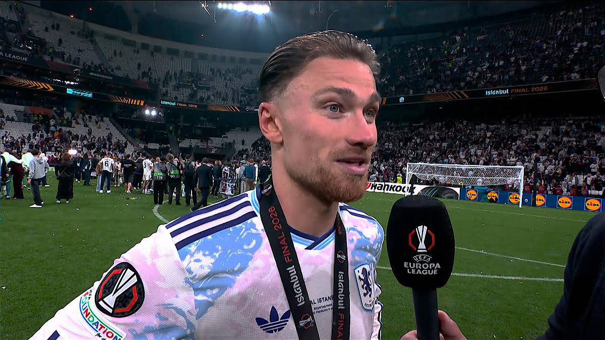 Matty Cash z medalem na szyi odpowiada na pytania dziennikarza po finale Ligi Europy.