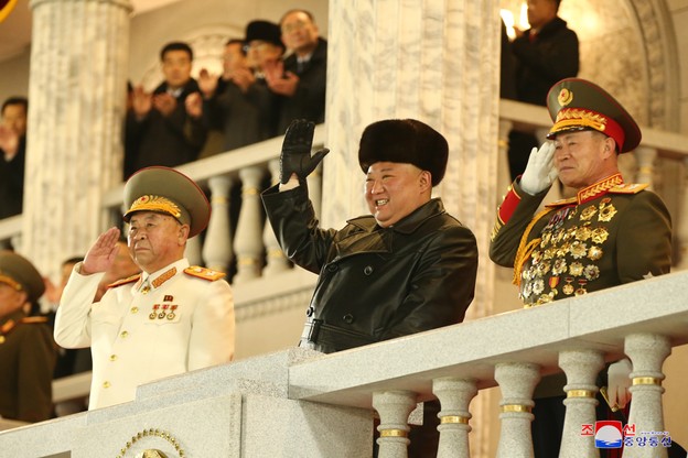 Przywódca Korei Północnej Kim Dzong Un (pośrodku)