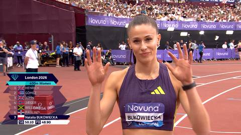 Natalia Bukowiecka w stroju sportowym z logo "Novuna" na lekkoatletycznym stadionie, podczas zawod&oacute;w.